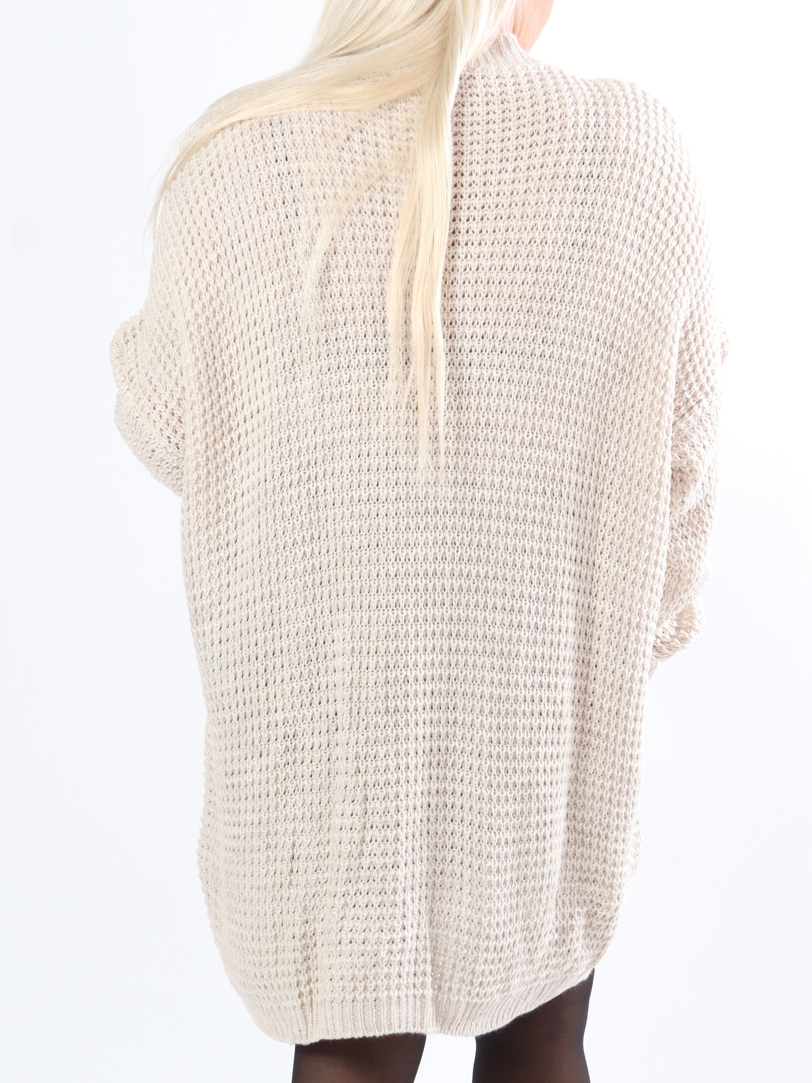 Lalisa - Strikkjole i plus size med kabelstrik og flæser